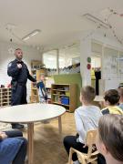 policajac-u-striboru-predavanje-o-sigurnosti-u-prometu05